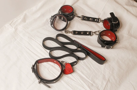 Komplet za igranje uloga: okovi za ruke i noge, ogrlica sa povodcem