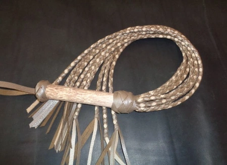 Pletena mačka 9 repova kapućino