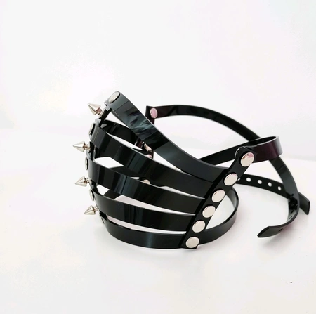 Kožna maska sa šiljcima za fotografisanje. Bdsm Maska. Maska geg. Vinil