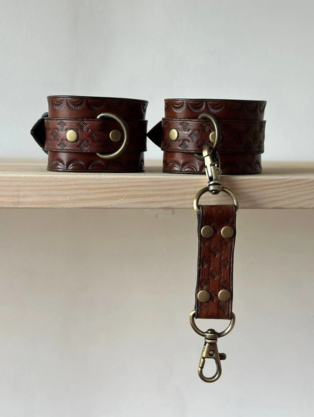 Lisice: od prave kože. Trake su podesive