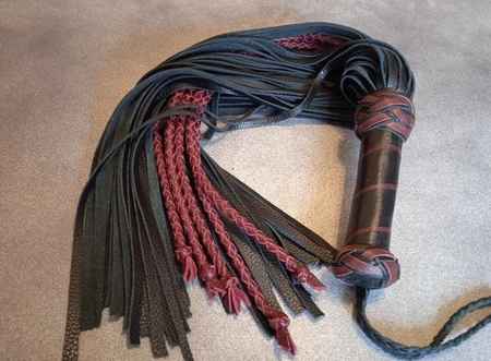 Mačka-flogger Bordo