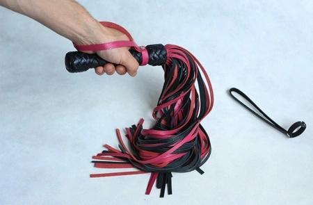 Pleteni flogger ružičasto-crni 50 repova od 55cm