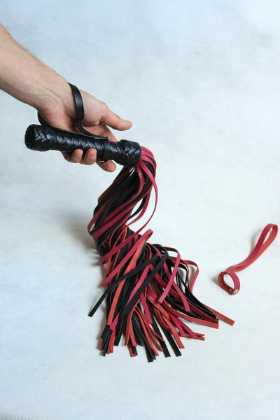 Pleteni flogger ružičasto-crni 50 repova od 55cm