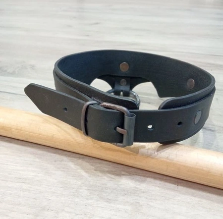 Ogrlica od čokera sa prstenom od prave kože