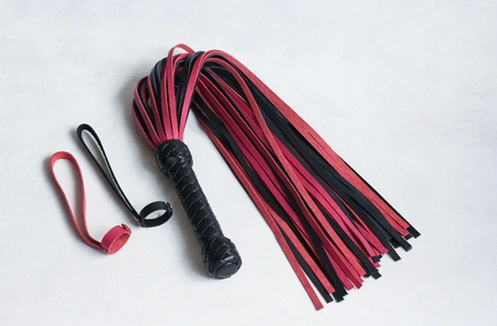 Pleteni flogger ružičasto-crni 50 repova od 55cm