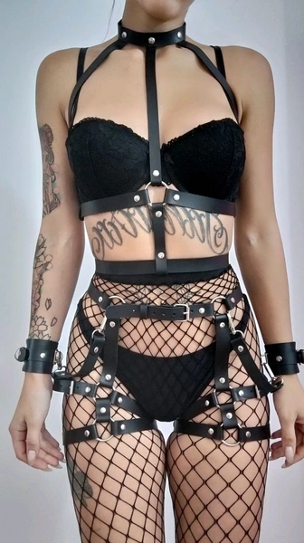 Garteri sa lisicama od prave kože. Kinki parti izgled