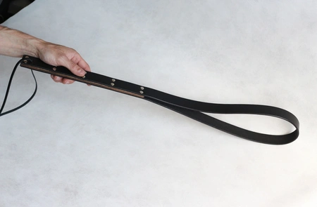 Bdsm traka za bičevanje sa drvenim umetkom