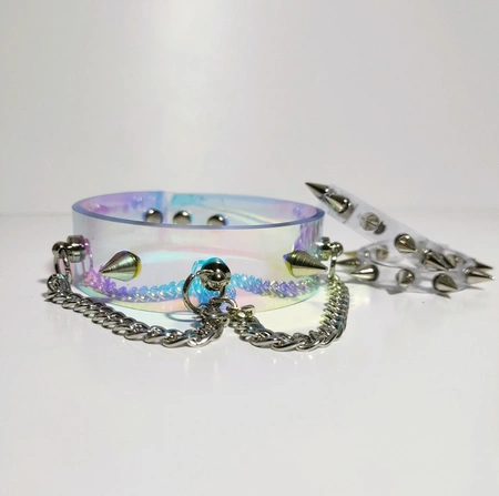 Ogrlica Choker holografski sa šiljcima i lancem za zabavu vinil