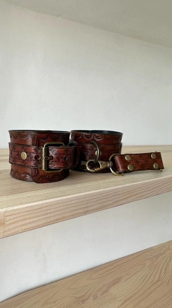 Lisice: od prave kože. Trake su podesive