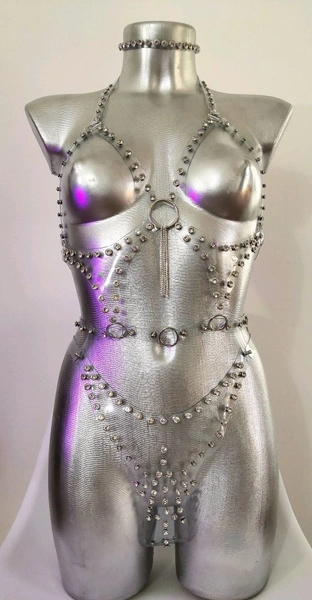 Bodi je prozračan sa kamenjem. portupeja, garteri, lisice