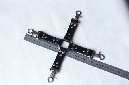 Bdsm spojnica krst vezivanje