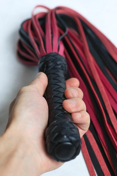 Pleteni flogger ružičasto-crni 50 repova od 55cm