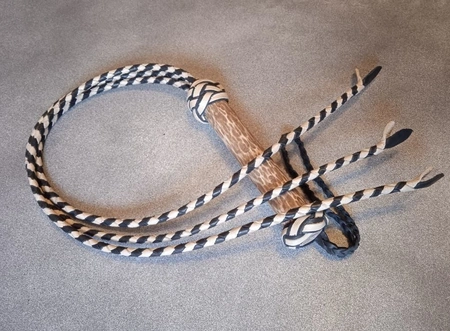 Pletenica: mačka sa 3 repa šah