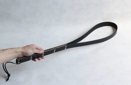 Bdsm traka za bičevanje sa drvenim umetkom