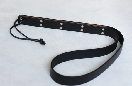 Bdsm traka za bičevanje sa drvenim umetkom