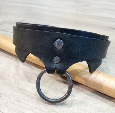 Ogrlica od čokera sa prstenom od prave kože