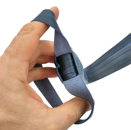 Tamnoplava kožna pletenica flogger za BDSM (BDSM bič za igre)