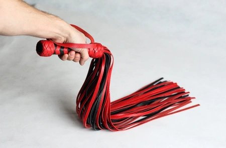 Pletenica flogger crveno-crna 50 repova od 55cm