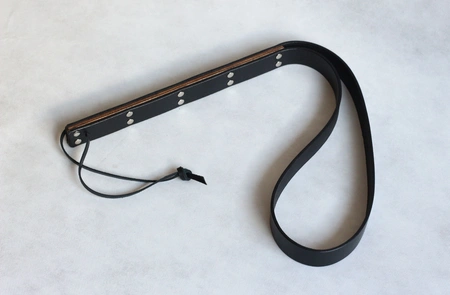 Bdsm traka za bičevanje sa drvenim umetkom