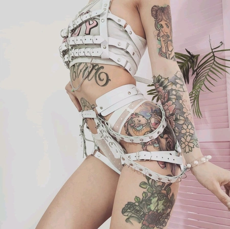 Garteri od kože za kinki Parti portupea bela fotošop