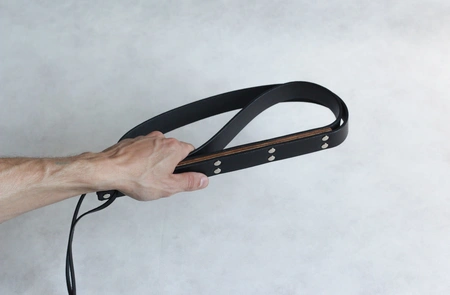 Bdsm traka za bičevanje sa drvenim umetkom