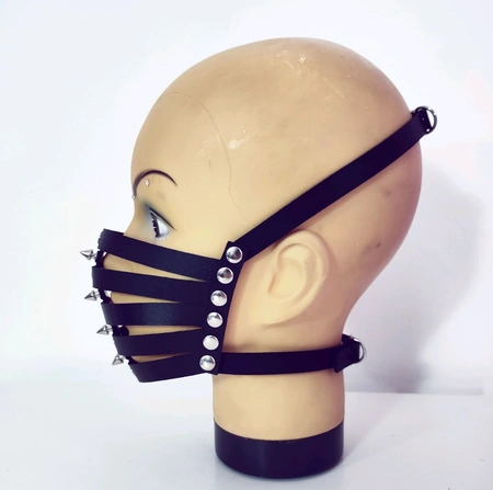 Kožna maska sa šiljcima za fotografisanje. Bdsm Maska. Maska geg. Vinil