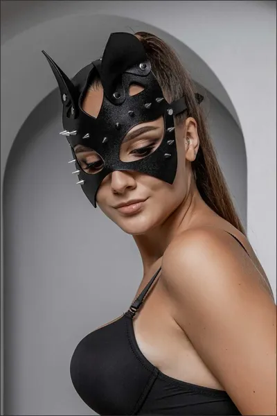 Maska mačkica sa oštrim ušima i šiljcima