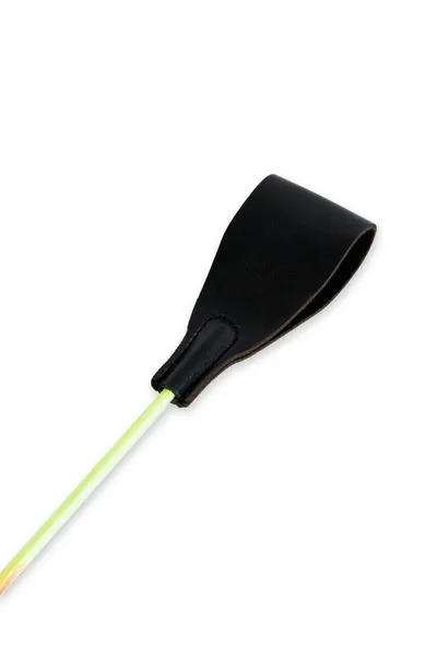 Stek je kratak sa obojenom šipkom i pravougaonim crnim vrhom