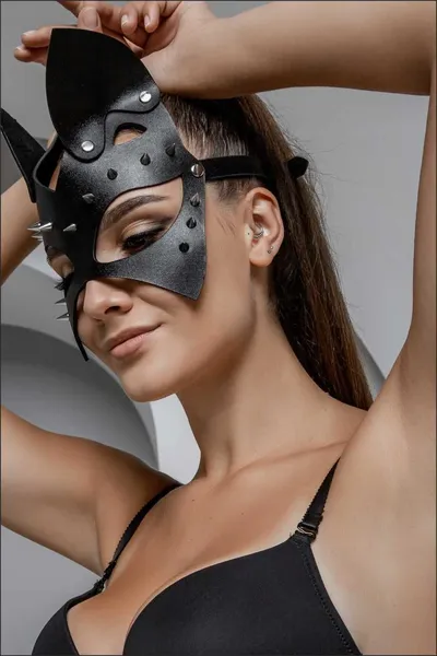 Maska mačkica sa oštrim ušima i šiljcima