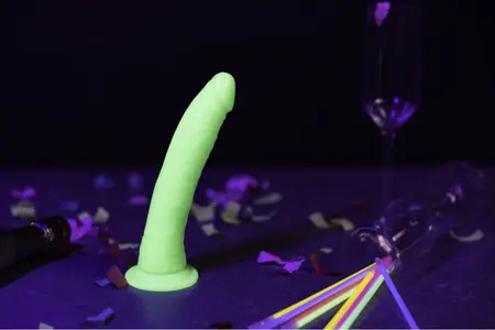 Slim dildo na usisnoj čaši Luminiscentni-18 cm
