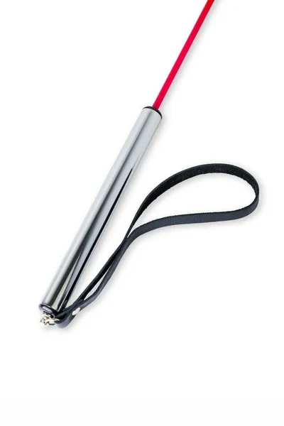 Stek je kratak sa obojenom šipkom i pravougaonim crnim vrhom