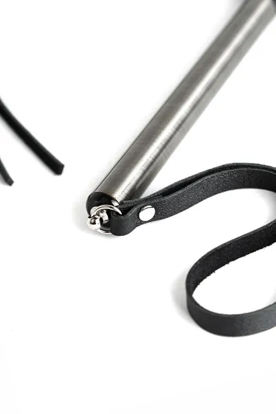 Mala crna pletenica od kože sa bronzanom drškom - 60 cm.