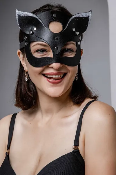 Maska mačka sa belim prskanjem na vrhovima ušiju