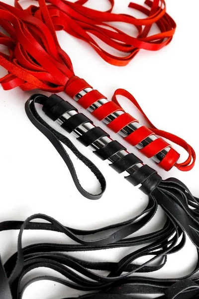 Pletenica od kože crvena sa uvijenom drškom - 60 cm.