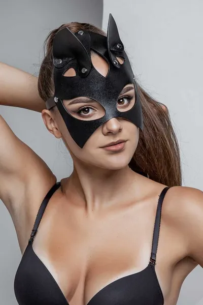 Maska mačkica sa oštrim ušima