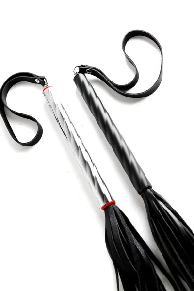 Mala crna pletenica od kože sa uvijenom crnom drškom - 60 cm.