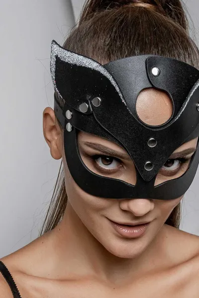 Maska mačka sa belim prskanjem na vrhovima ušiju