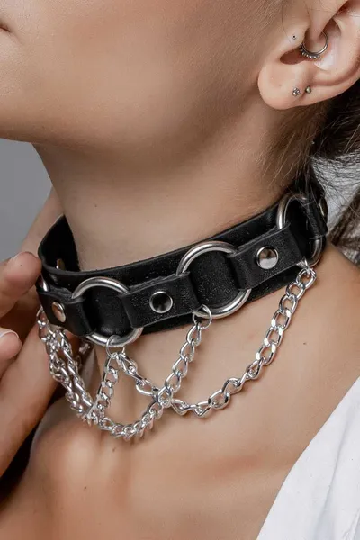 Choker sa lančanim ogrlicama i ogrlicom