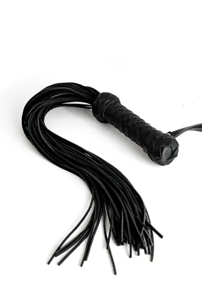 Crna pletenica sa pletenom drškom je teška - 50 cm.