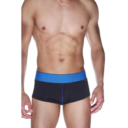 Hipsi su crni na plavom pojasu