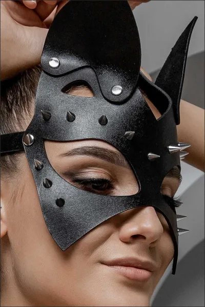 Maska mačkica sa oštrim ušima i šiljcima