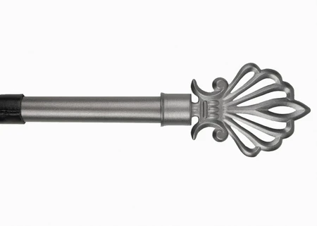 Pletenica sa uvijenom ručkom od metala