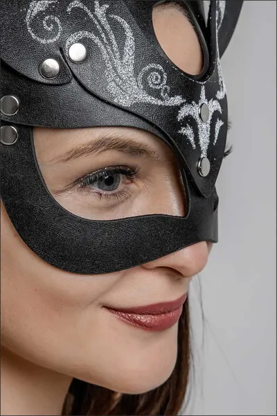 Maska mačka sa srebrnim figurnim prskanjem