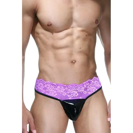 Tanga na čipkastom pojasu je ljubičasto-crna