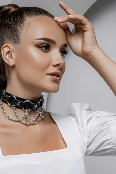 Choker sa lančanim ogrlicama i ogrlicom