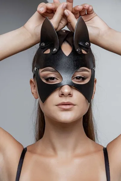 Maska mačkica sa oštrim ušima