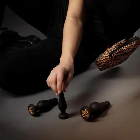 Kesia set čepova u elegantnoj torbi za šminku