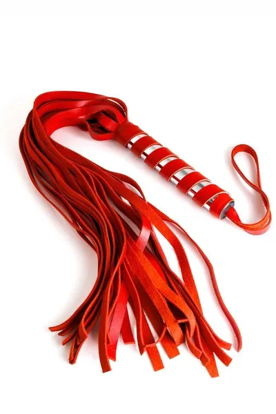 Pletenica od kože crvena sa uvijenom drškom - 60 cm.