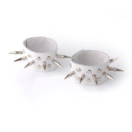 Napulsniki koženi beli sa šipcima i zakovicama 3058-3