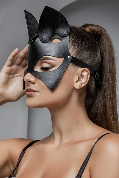 Maska mačkica sa oštrim ušima